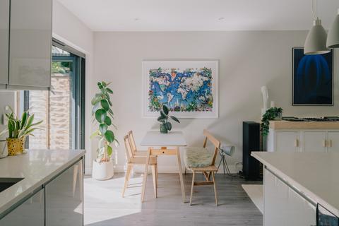 2 Elizabeth Mews, London, E10 5UD