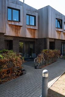 2 Elizabeth Mews, London, E10 5UD