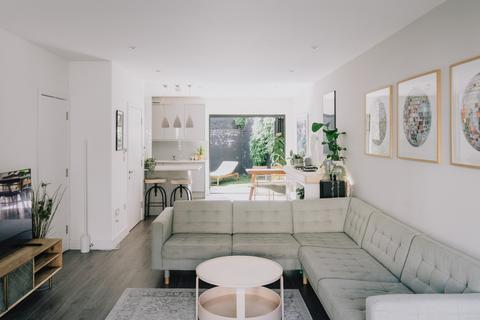 2 Elizabeth Mews, London, E10 5UD