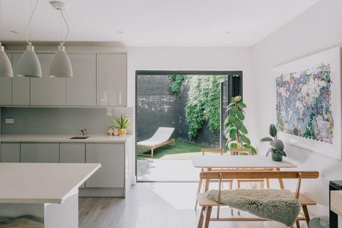 2 Elizabeth Mews, London, E10 5UD