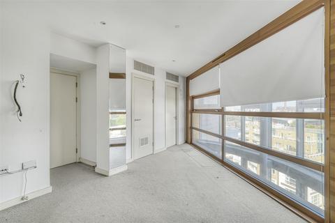 3 bedroom flat for sale, Lombard Road, London SW11
