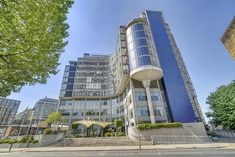 3 bedroom flat for sale, Lombard Road, London SW11
