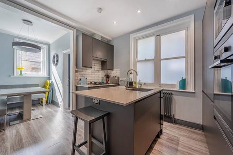 3 bedroom flat for sale, Askew Road, Ravenscourt Park, London, W12