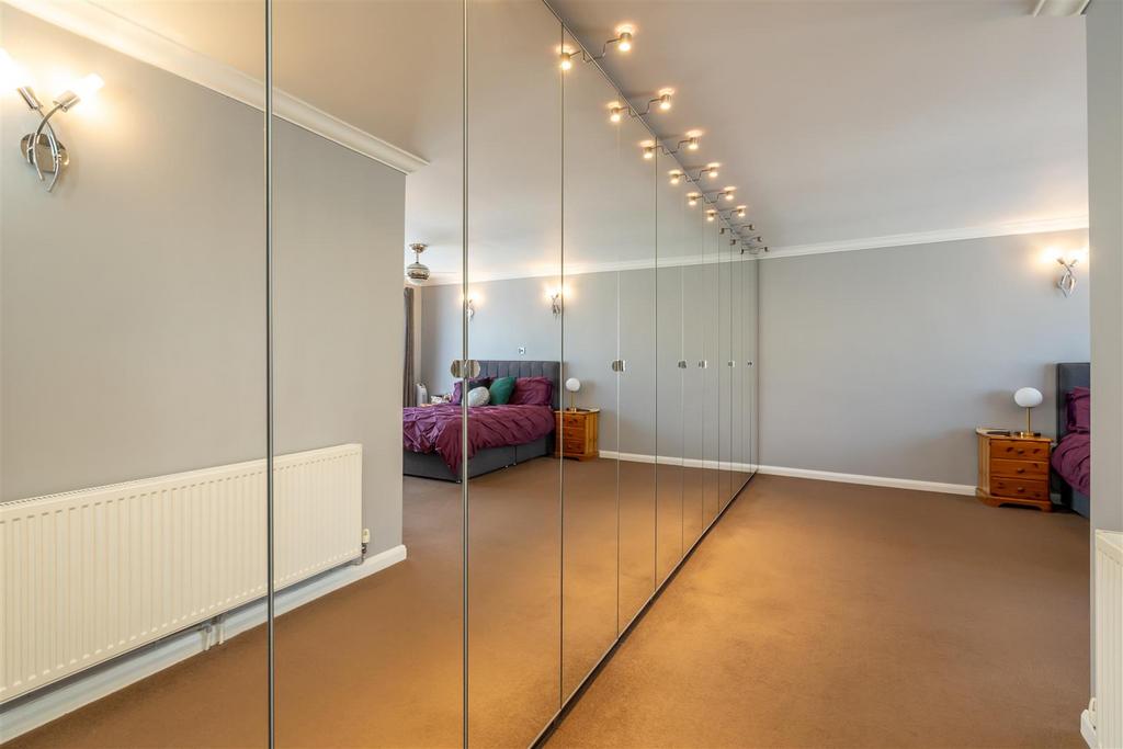 Bedroom 1 - Internet.jpg