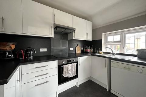 2 bedroom flat to rent, Frimley Road, Camberley, GU15