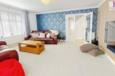 4 bedroom detached house for sale, Moorbank Drive, Shelf, Halifax