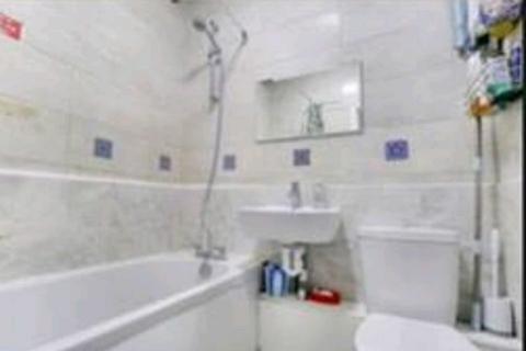 1 bedroom in a house share to rent, Thornthon Heath CR7