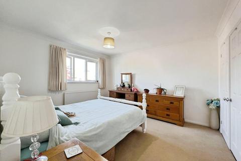 5 Middlemead, Folkestone, CT19 5UB