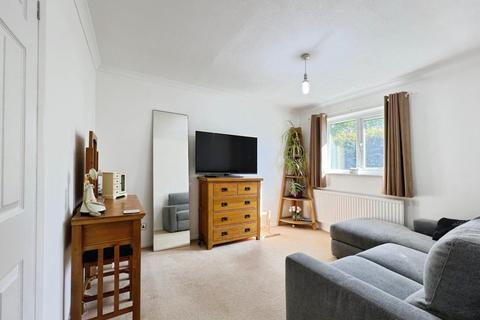 5 Middlemead, Folkestone, CT19 5UB