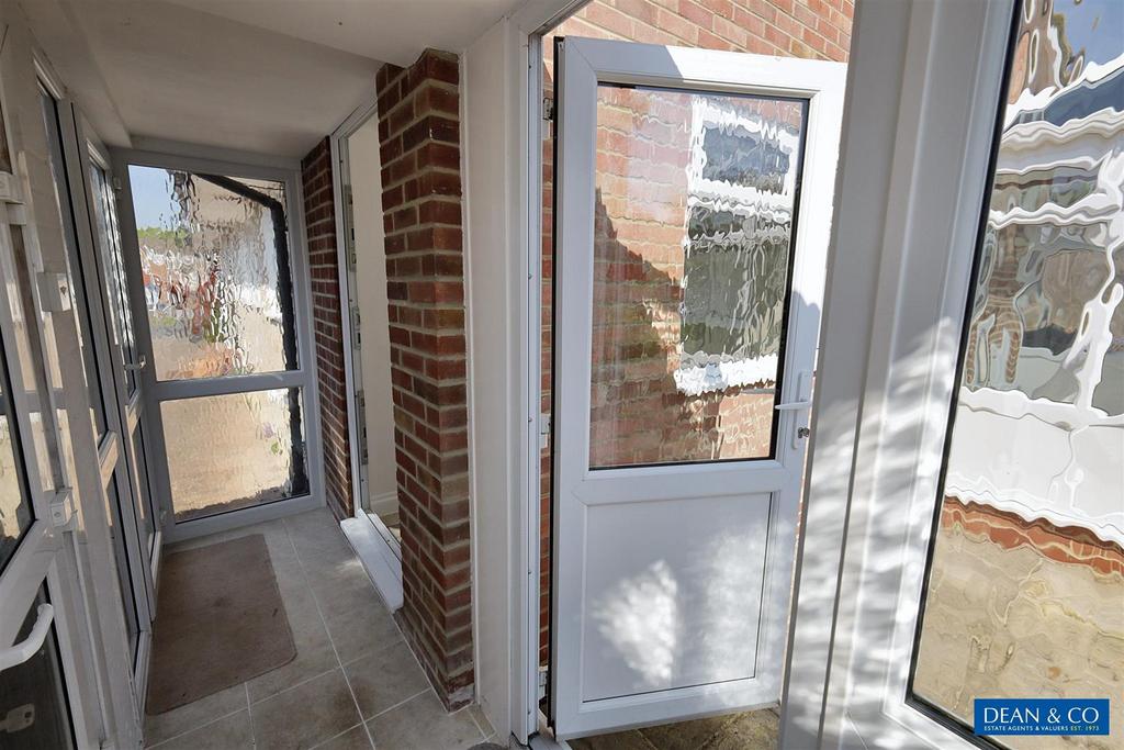 Rear loggia/lobby