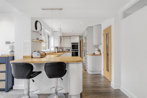 6 Parsonage Way, Linton, Cambridge, CB21 4YL