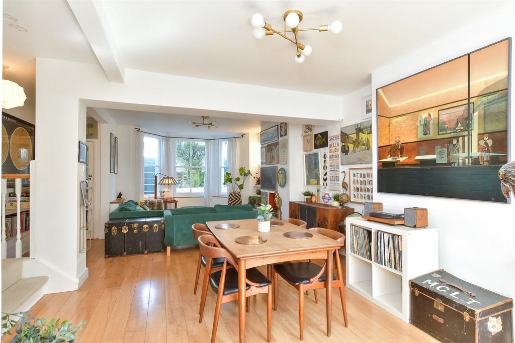 Lounge/ Dining Area