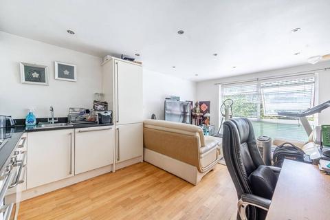 2 bedroom flat for sale, Aran Drive, Stanmore, HA7