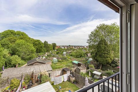 68a Meadway, Twickenham, TW2 6PQ