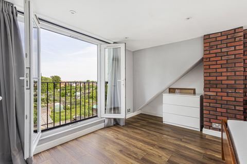 68a Meadway, Twickenham, TW2 6PQ