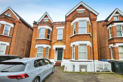 Studio to rent, Worple Road, Wimbledon SW19