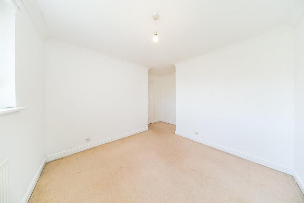 26 Lloyd Road bedroom.jpg