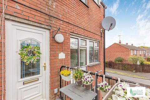 2 bedroom flat for sale, Windsor Court Road, Chobham GU24