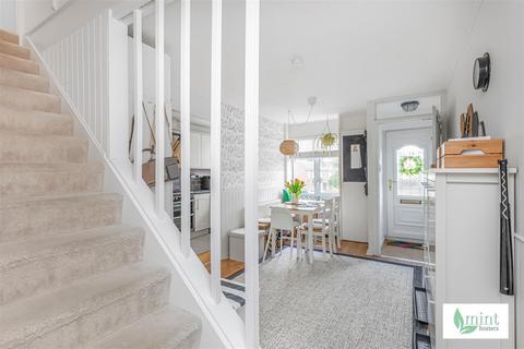 2 bedroom flat for sale, Windsor Court Road, Chobham GU24