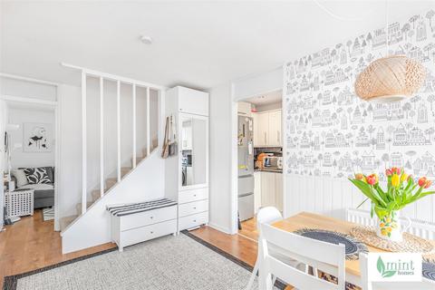 2 bedroom flat for sale, Windsor Court Road, Chobham GU24