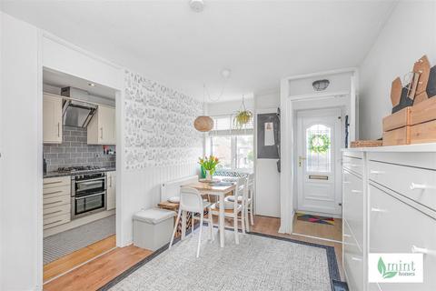 2 bedroom flat for sale, Windsor Court Road, Chobham GU24