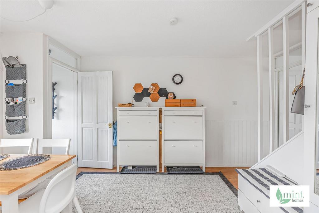 36 Windsor Crt Rd8.jpg