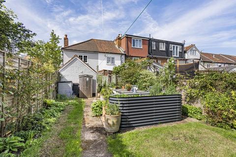 18 Armstrong Road, Englefield Green, Egham, TW20 0RW