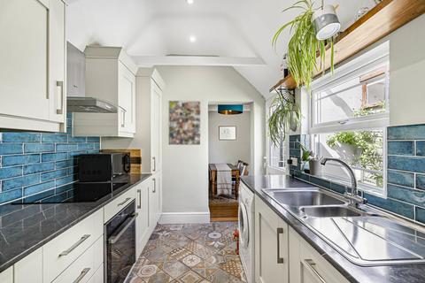 18 Armstrong Road, Englefield Green, Egham, TW20 0RW