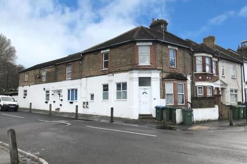 138b Benares Road, London, SE18 1HT