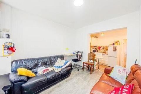 138b Benares Road, London, SE18 1HT