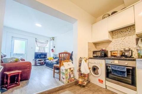 138b Benares Road, London, SE18 1HT