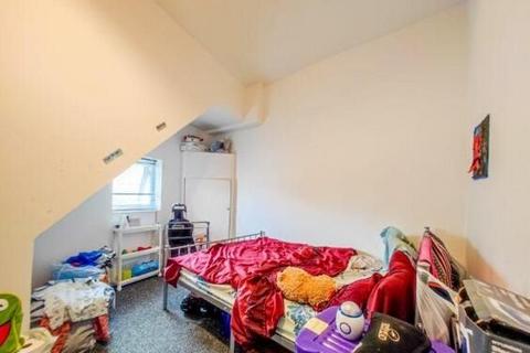 138b Benares Road, London, SE18 1HT