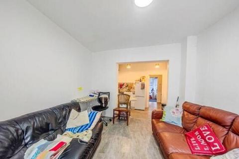 138b Benares Road, London, SE18 1HT