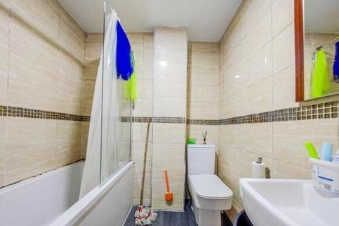 138b Benares Road, London, SE18 1HT