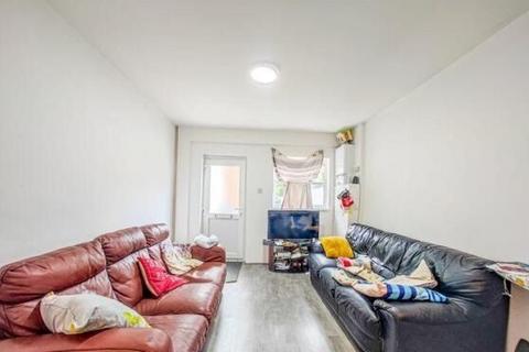 138b Benares Road, London, SE18 1HT