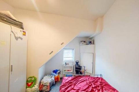 138b Benares Road, London, SE18 1HT