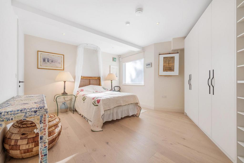 Bedroom 1 (2).jpg