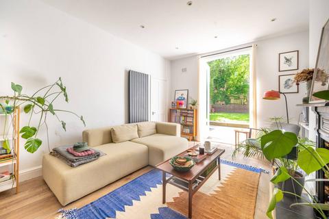 1 bedroom flat for sale, Amhurst Road, Stoke Newington, London, N16