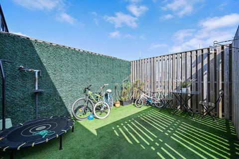 2 bedroom flat for sale, 18 Polydamas Close, London E3