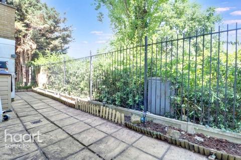 2 bedroom apartment for sale, Heybridge Court, Romford, RM7 9QE