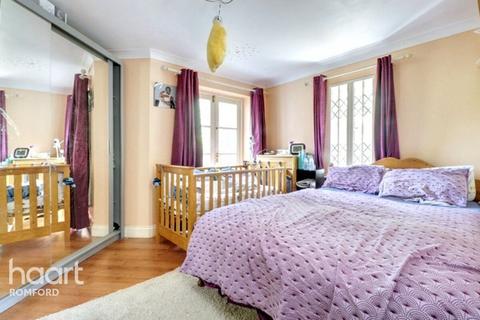 2 bedroom apartment for sale, Heybridge Court, Romford, RM7 9QE