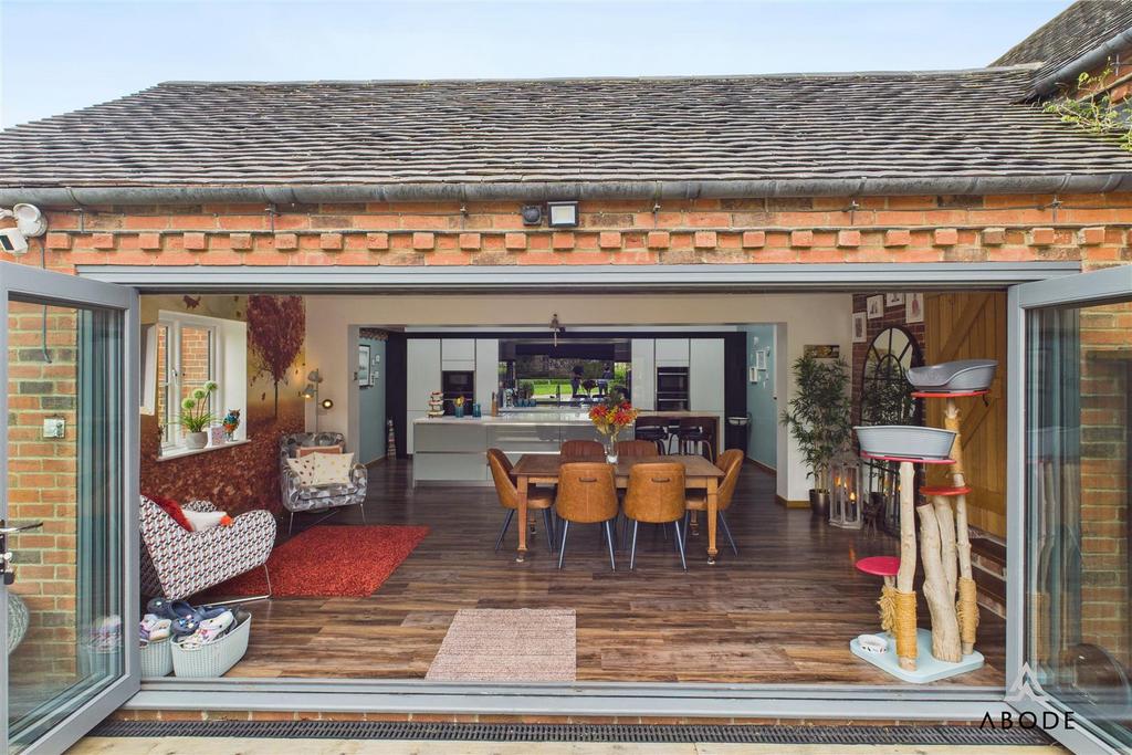 CAM04151 G0-PR0166-STILL006.jpg