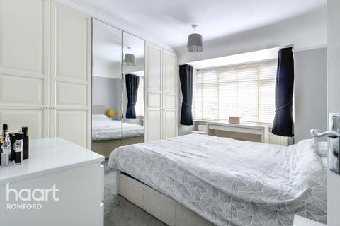 2 bedroom detached house for sale, Lilliput Road, Romford, RM7 0BJ
