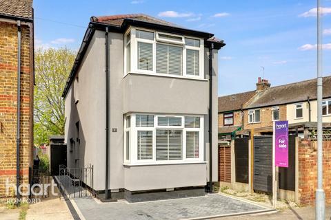 2 bedroom detached house for sale, Lilliput Road, Romford, RM7 0BJ