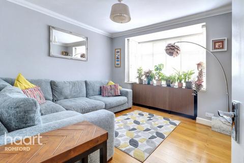 2 bedroom detached house for sale, Lilliput Road, Romford, RM7 0BJ