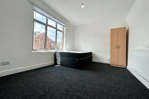 Large Furnished Room To Let - HP11