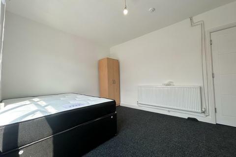 1 bedroom flat to rent, Large Furnished Room To Let - HP11