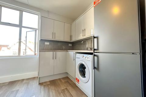 1 bedroom flat to rent, Large Furnished Room To Let - HP11