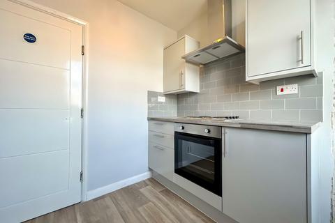 1 bedroom flat to rent, Large Furnished Room To Let - HP11