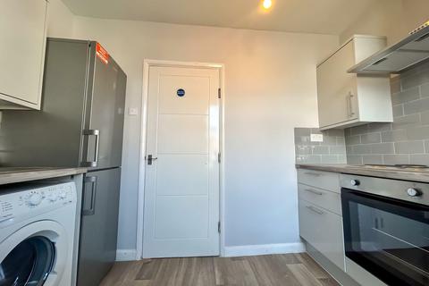 1 bedroom flat to rent, Large Furnished Room To Let - HP11